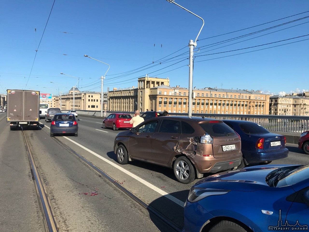 На мосту Александра Невского в сторону метро Новочеркасской в 17:35 произошло ДТП между Газулью, Лад...
