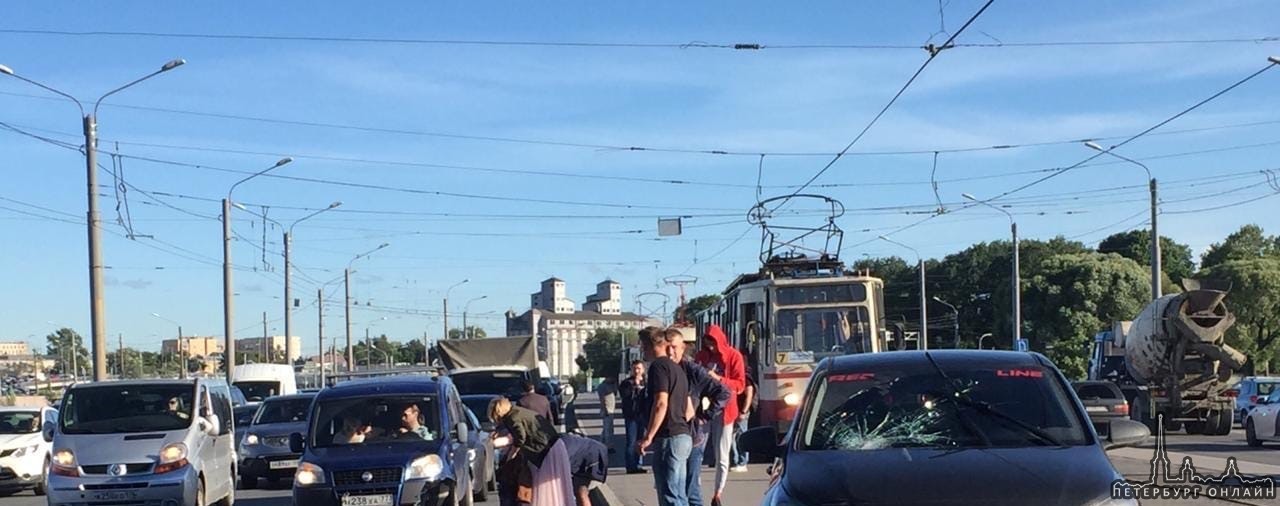 Solaris на Синопской набережной (направление на север) близ моста Александра Невского, двигаясь по в...
