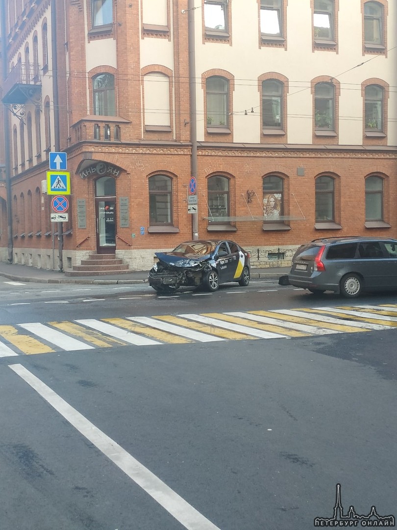 На перекрёстке Лизы Чайкиной и Большой Пушкарской скучает водитель убитого Яндекс такси. Второй учас...