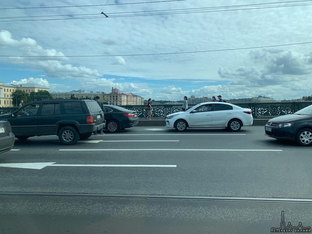 На Литейном мосту Киа вошла в Lexus. Пробки пока нет.