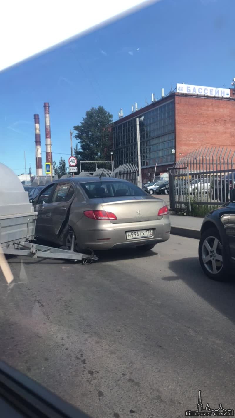 На Екатерининском проспекте отлетевший прицеп перегородил проезд и поранил Peugeot.