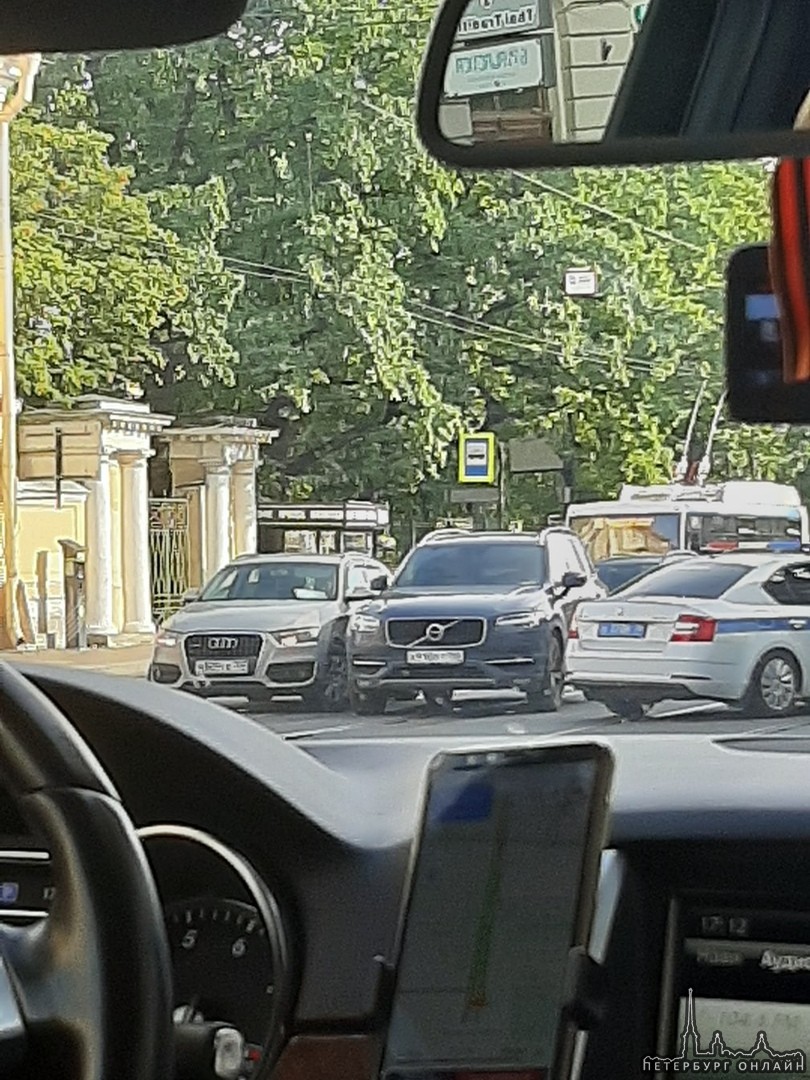 На перекрёстке Литейного и улицы Жуковского столкнулись Volvo и Audi. Проехавшие мимо стражи автопо...