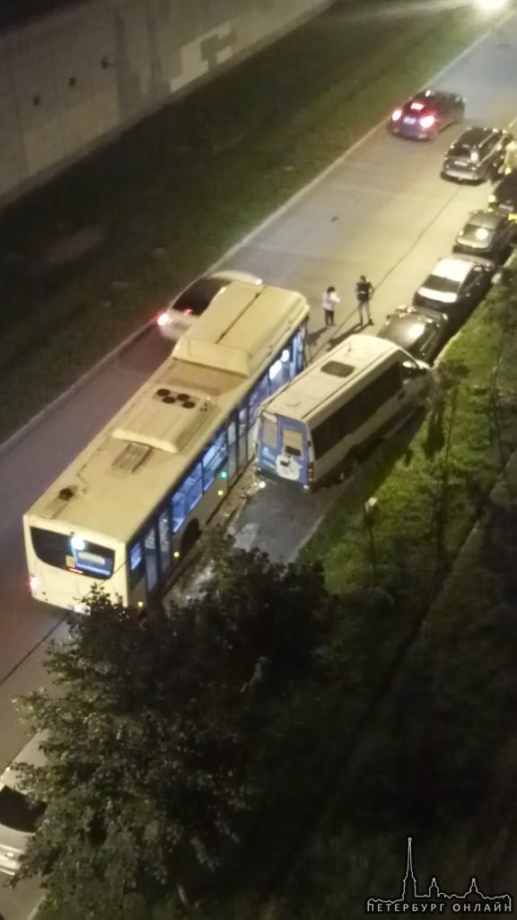 На Кронштадтской улице вот такое ДТП. Услышали грохот сильный.