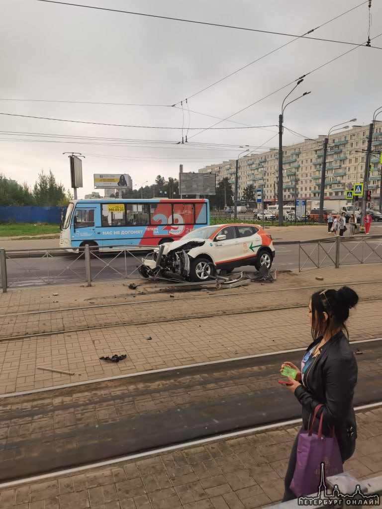 В 08.40 у метро Дыбенко каршеринг поломал ограждение