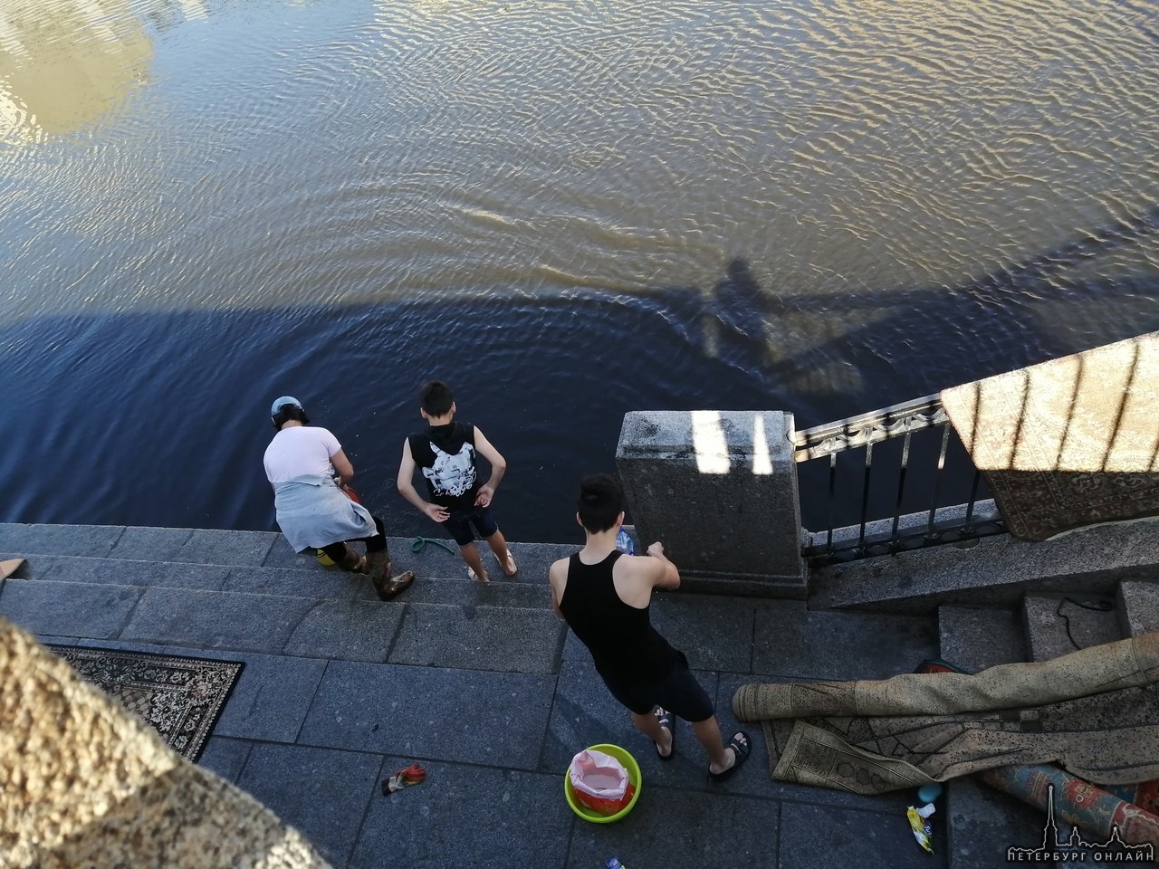 Сегодня на Обводном канале у домов 88-86, примерно, граждане устроили стирку ковров! Как в деревне р...
