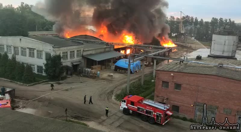 В Невской Дубровке пожар на складе дверей
