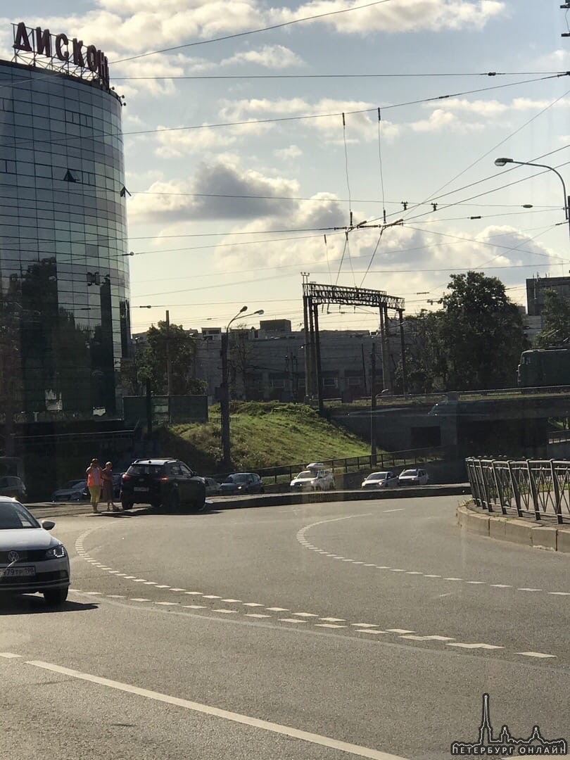 Возле метро Волковская стоит машина на рельсах. Трамваям в сторону Купчино не проехать