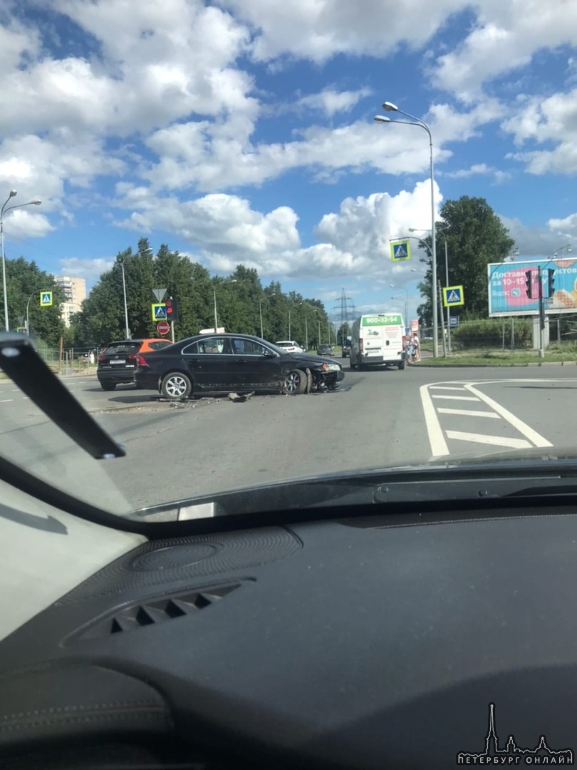 Volvo и Nissan столкнулись на пересечении Маршала Блюхера и Кондратьевского проспекта.