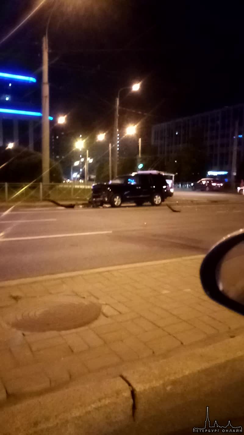 Ленд Крузер и Mercedes столкнулись на Площади Конституции на Ленинском..