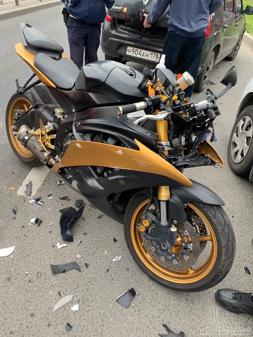 Авария с мотоциклистом в 14:25, на улице Дыбенко 20 к1. Мотоциклиста увезли в больницу, а мотоцикл з...