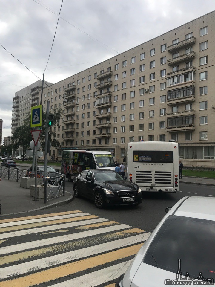 Автобус выезжал с Панфиловой улицы задел маршрутку на Большеохтинском Перекрыли проезд, начала собир...