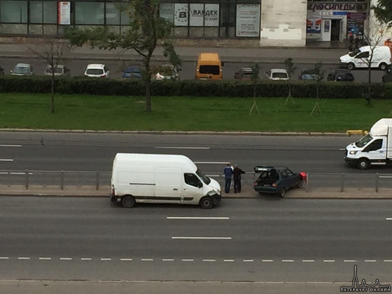 Утреннее ДТП на проспекте Большевиков напротив дома 30. Один из автомобилей пробил разделительное ог...