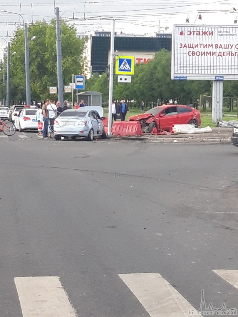 Авария на перекрёстке Бухарестской и Фучика, с выездом на пешеходную зону.