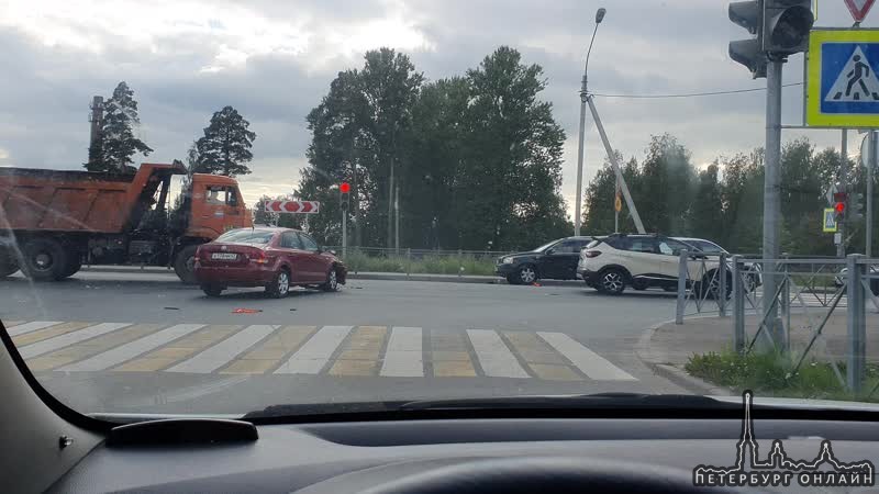 На пересечении Молодцова и Выборгского шоссе в Сертолово , авария с участием ПолУседана и Мазды CX-5...