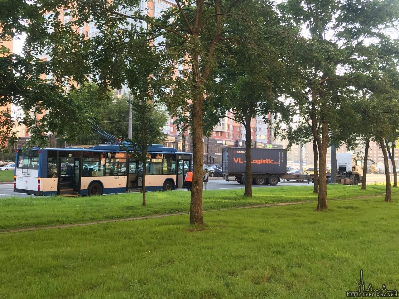 На Ленинском проспекте д.84 разложилась фура, все троллейбусы встали, можно проехать только по левом...