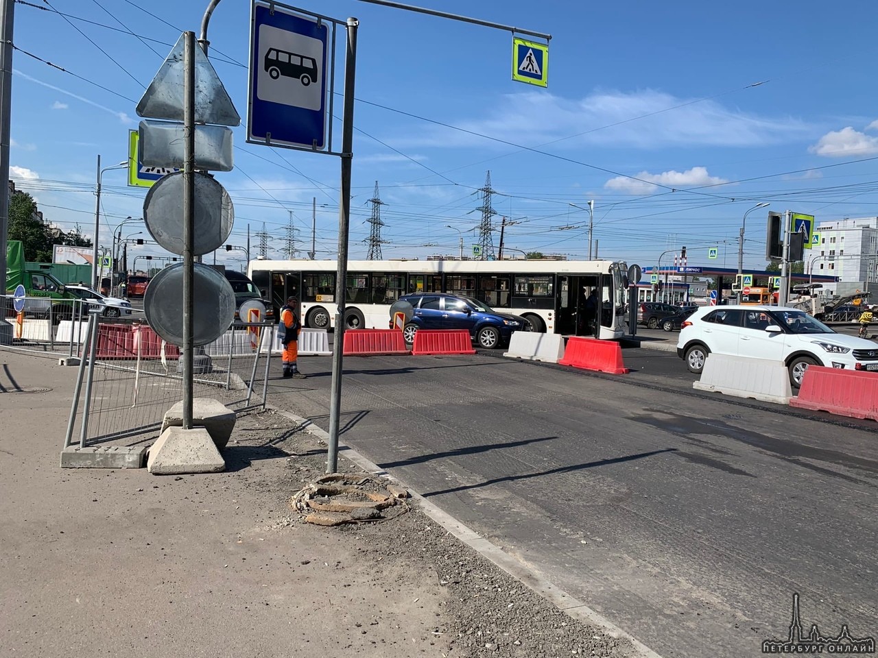 Застрял автобус на повороте с Индустриального на Ириновский.