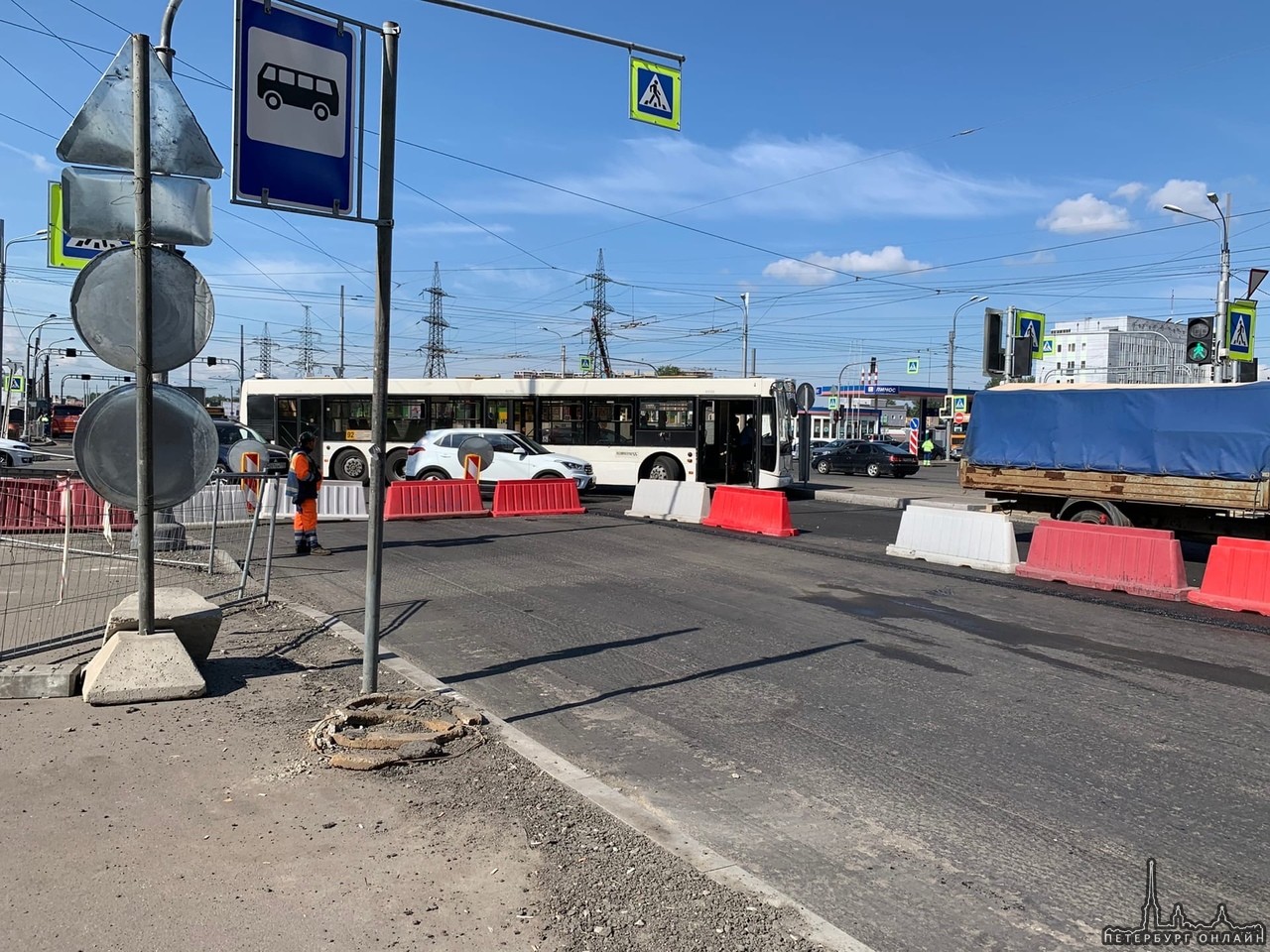 Застрял автобус на повороте с Индустриального на Ириновский.
