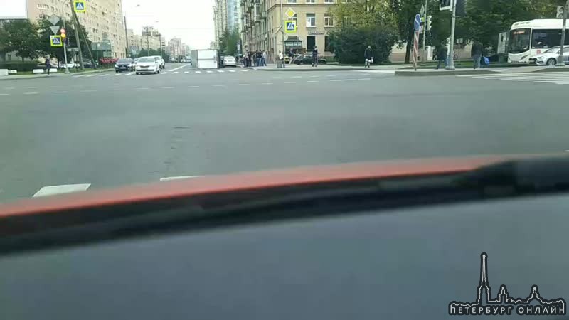 На Варшавской улице, рядом с Ленинским проспектом, ГАЗель упала на бок.