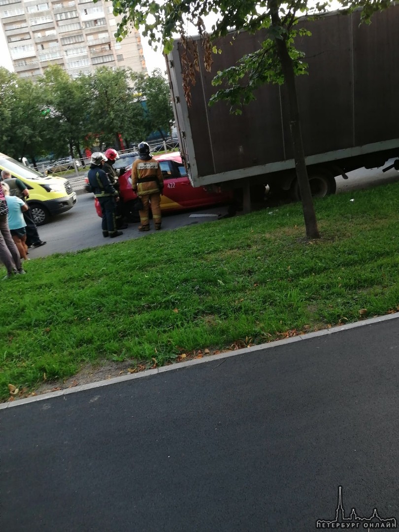 Такси заехал под фургон у перекрёстка Бухарестской и Славы