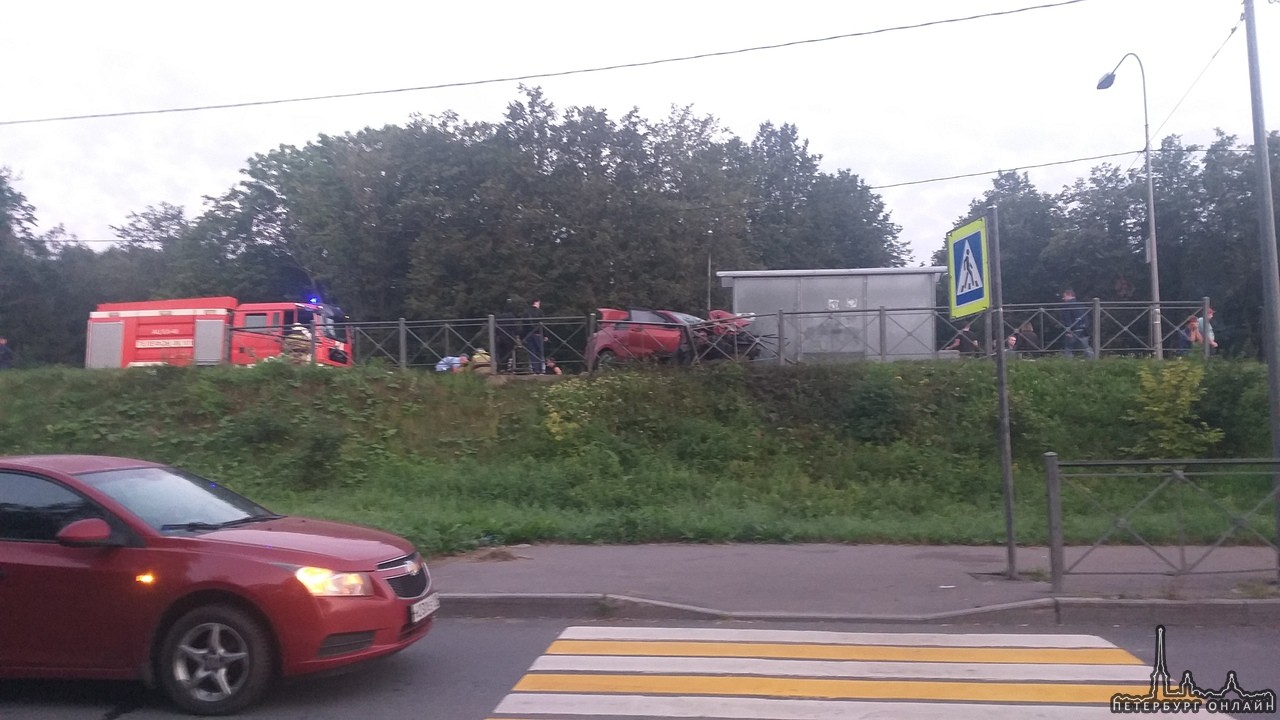 На Пулковское шоссе 84 в 4:35 23 летний таксист на Киа Рио протаранил забор пассажирской стороной, м...