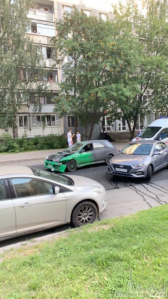 На улице Есенина между Учебным и Луначарского столкнулись Subaru и Solaris, движение временно заблок...