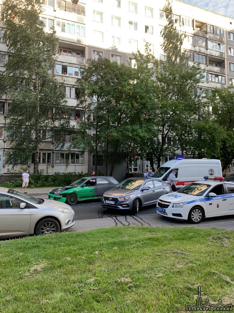 На улице Есенина между Учебным и Луначарского столкнулись Subaru и Solaris, движение временно заблок...