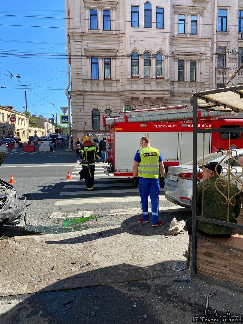 На перекрёстке Лермонтовского и 10ой Красноармейской в 11-15 ДТП с пострадавшим пешеходом на тротуар...