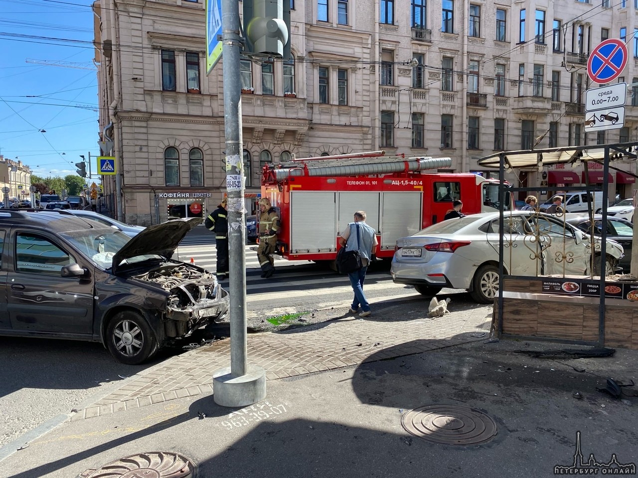 На перекрёстке Лермонтовского и 10ой Красноармейской в 11-15 ДТП с пострадавшим пешеходом на тротуар...