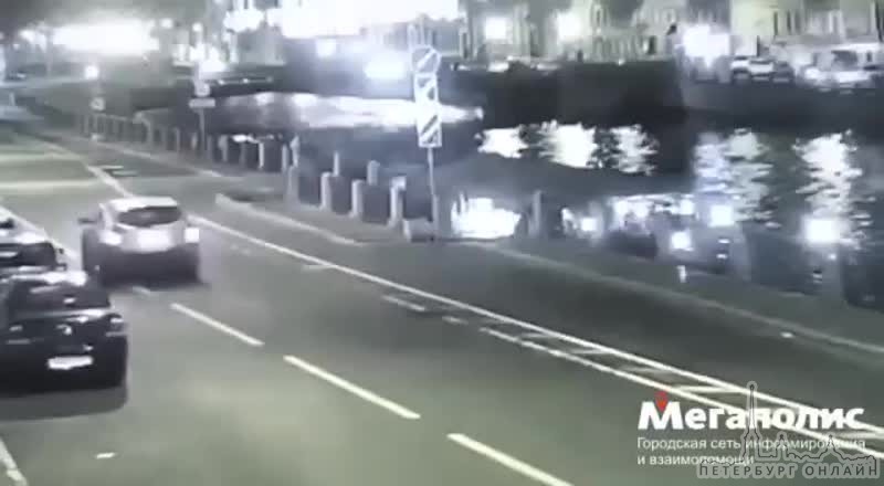 Видеозапись аварии, где каршеринг влетел в ограждение на набережной реки Фонтанки, 71.