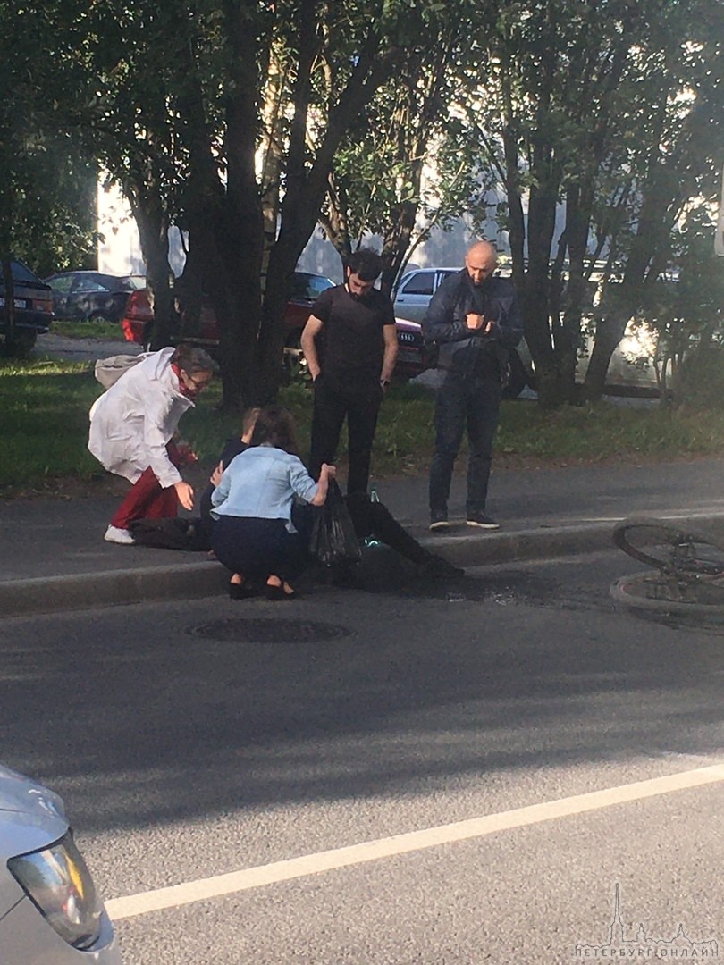 На проспекте Королёва 170 автобус сбил велосипедиста, парень жив, сидит на поребрике.