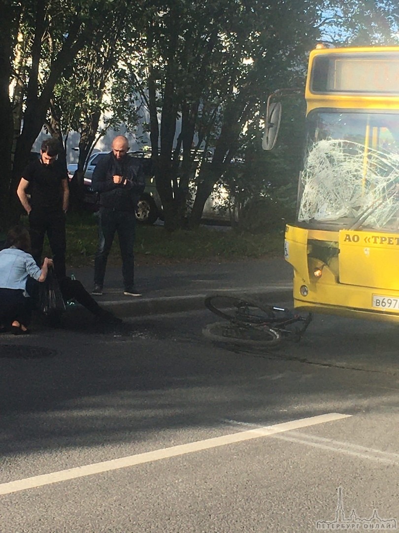 На проспекте Королёва 170 автобус сбил велосипедиста, парень жив, сидит на поребрике.