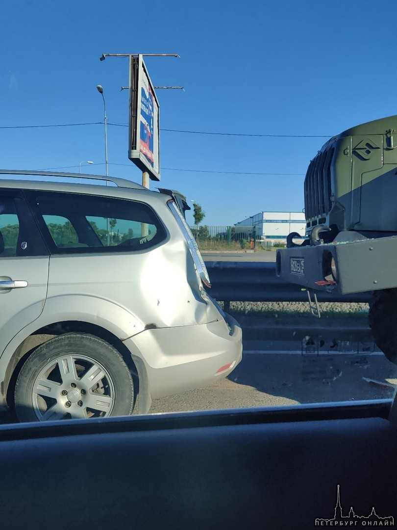 ДТП на Таллинском шоссе 200 м от съезда с кад в сторону города. Военный грузовик не успел оттормози...