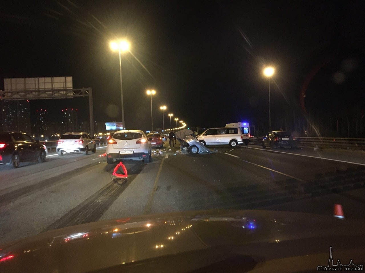 Жесткая авария на внешней стороне КАД у съезда на Мурманское шоссе. Свободен только левый ряд