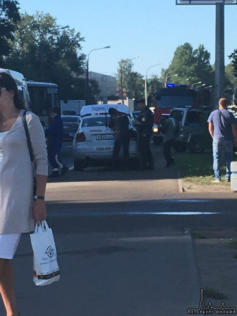 Яндекс такси сбил человека в Горелово. Гибдд и скорая на месте.