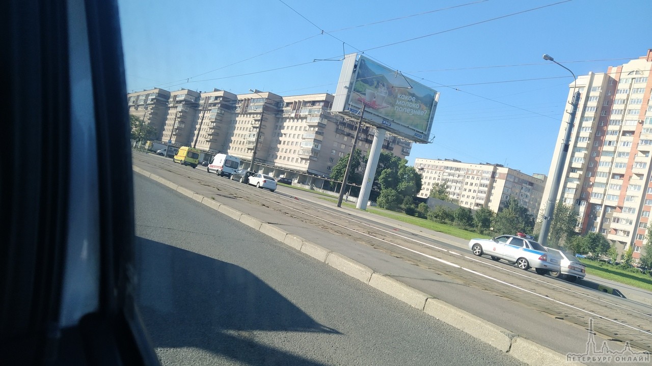 На Бухарестской, напротив кубатуры, немногим после перекрёстка с Фучика стукнулись две легковушки. Н...