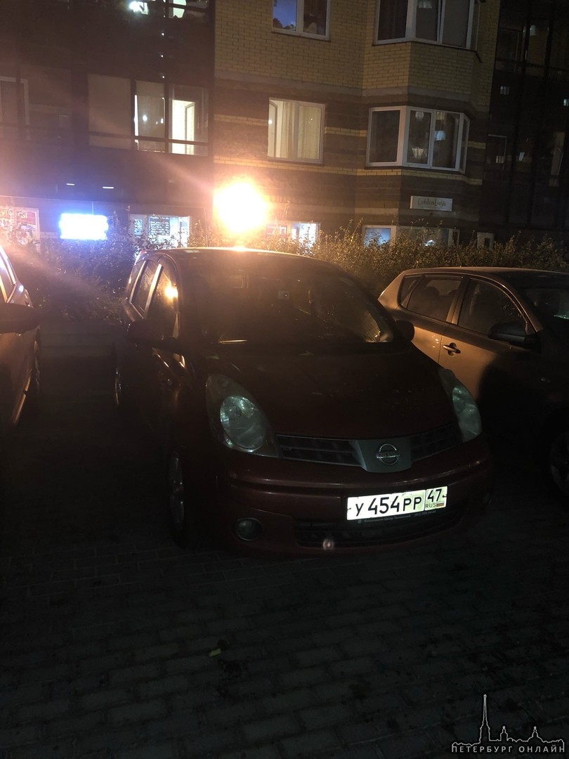 На машину припаркованную на Фёдора Абрамова у дома 8 скинули арбуз с верхнего этажа примерно в 22:00...