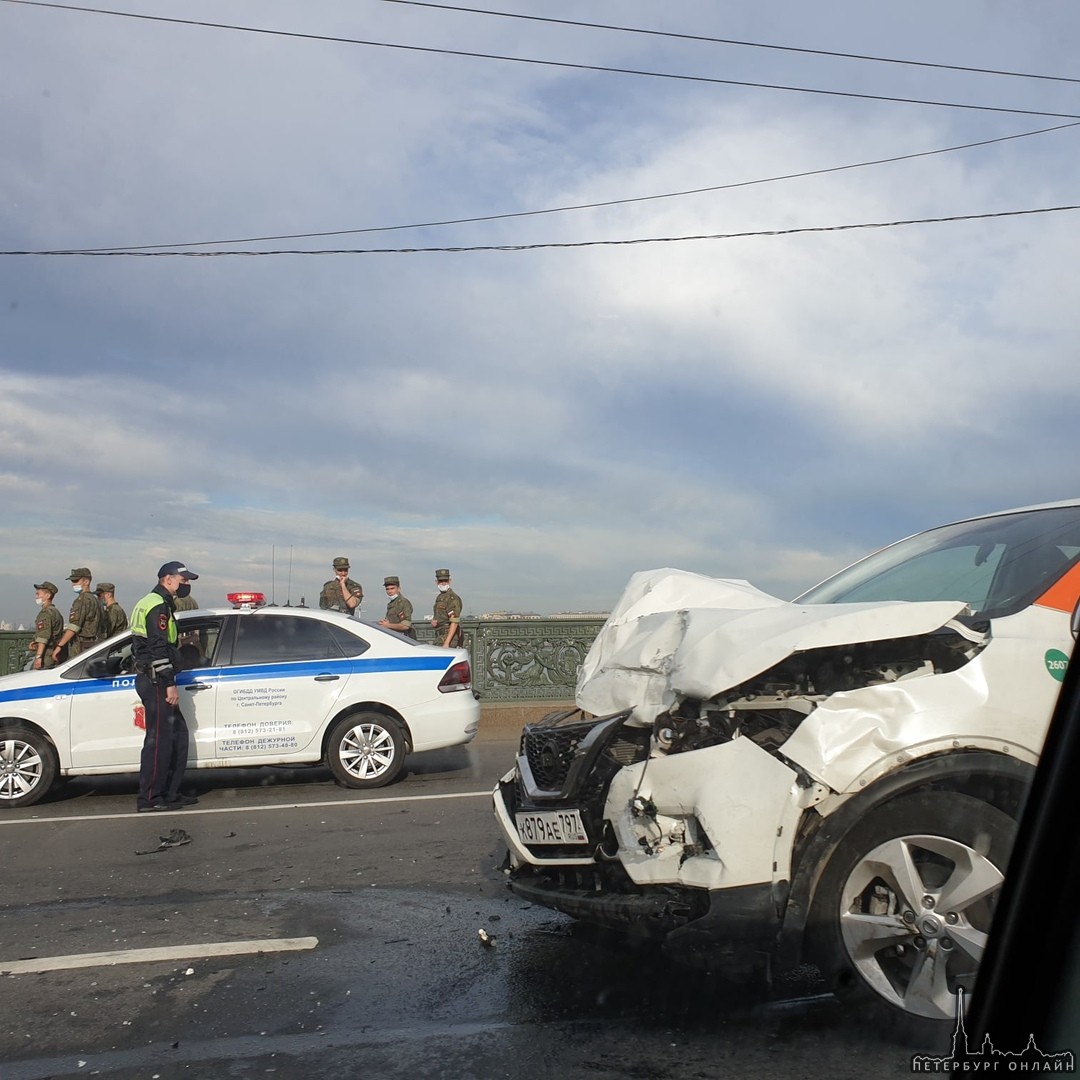 Авария на съезде с Литейного моста в сторону Невского проспекта. Остался свободным только один ряд. ...