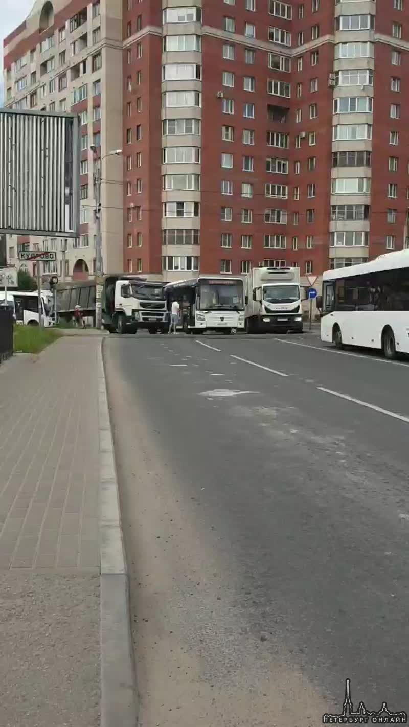 Грузовик и автобус не поделили въезд в город Кудрово