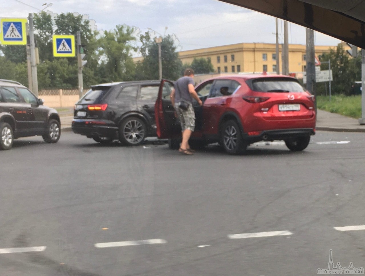 На пересечении Ленсовета и Дунайского напротив Континента столкнулись Mazda и Audi. Девушка похоже с...