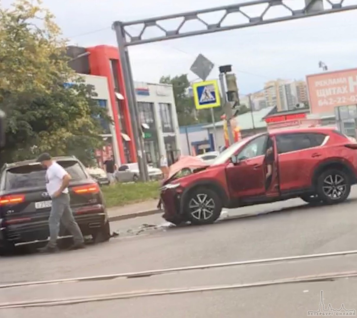 На пересечении Ленсовета и Дунайского напротив Континента столкнулись Mazda и Audi. Девушка похоже с...