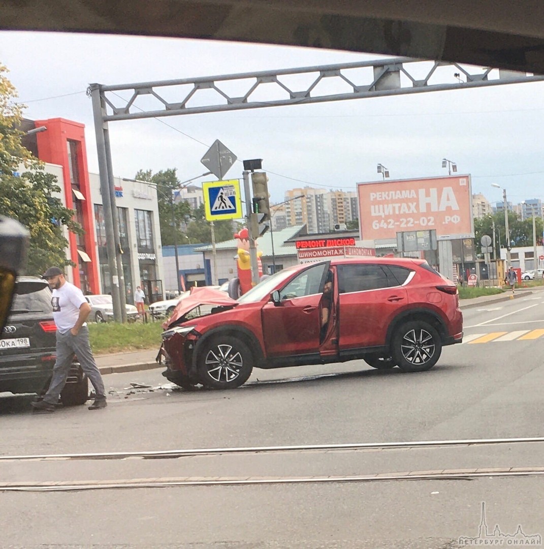 На пересечении Ленсовета и Дунайского напротив Континента столкнулись Mazda и Audi. Девушка похоже с...