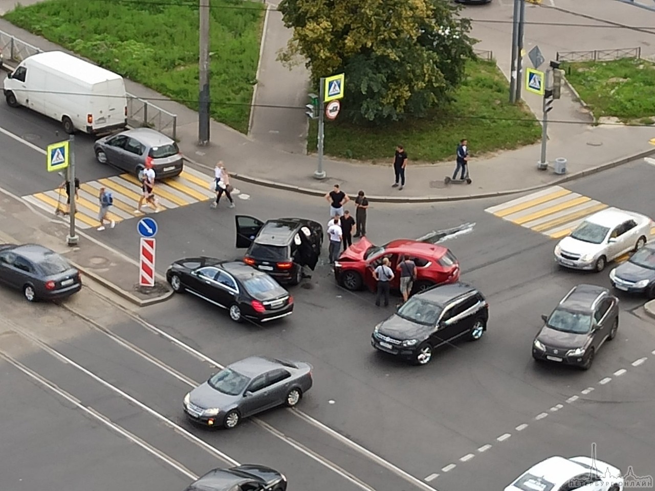 На пересечении Ленсовета и Дунайского напротив Континента столкнулись Mazda и Audi. Девушка похоже с...