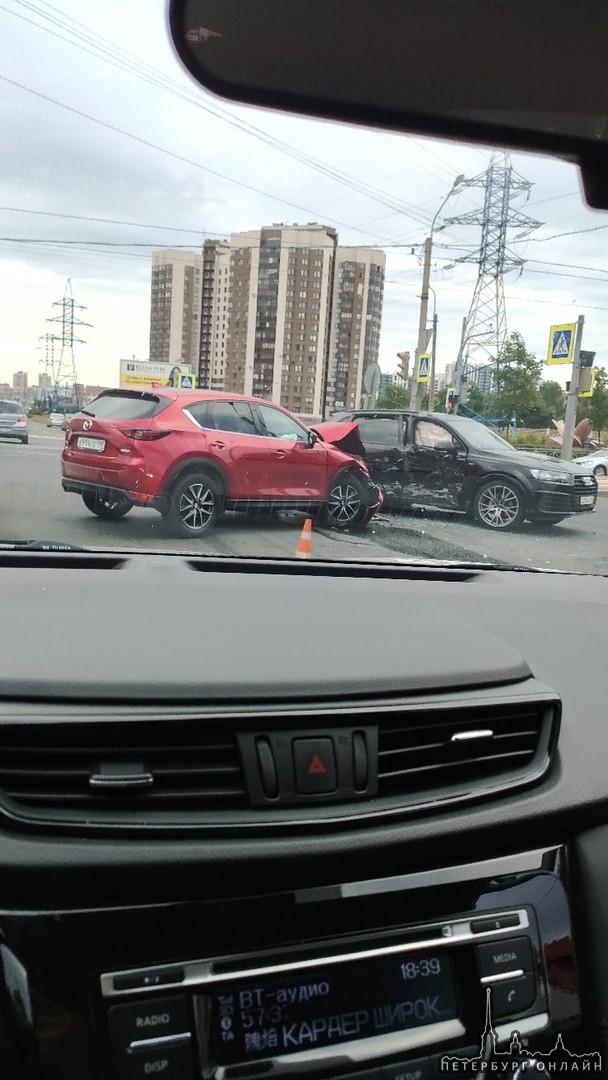 На пересечении Ленсовета и Дунайского напротив Континента столкнулись Mazda и Audi. Девушка похоже с...