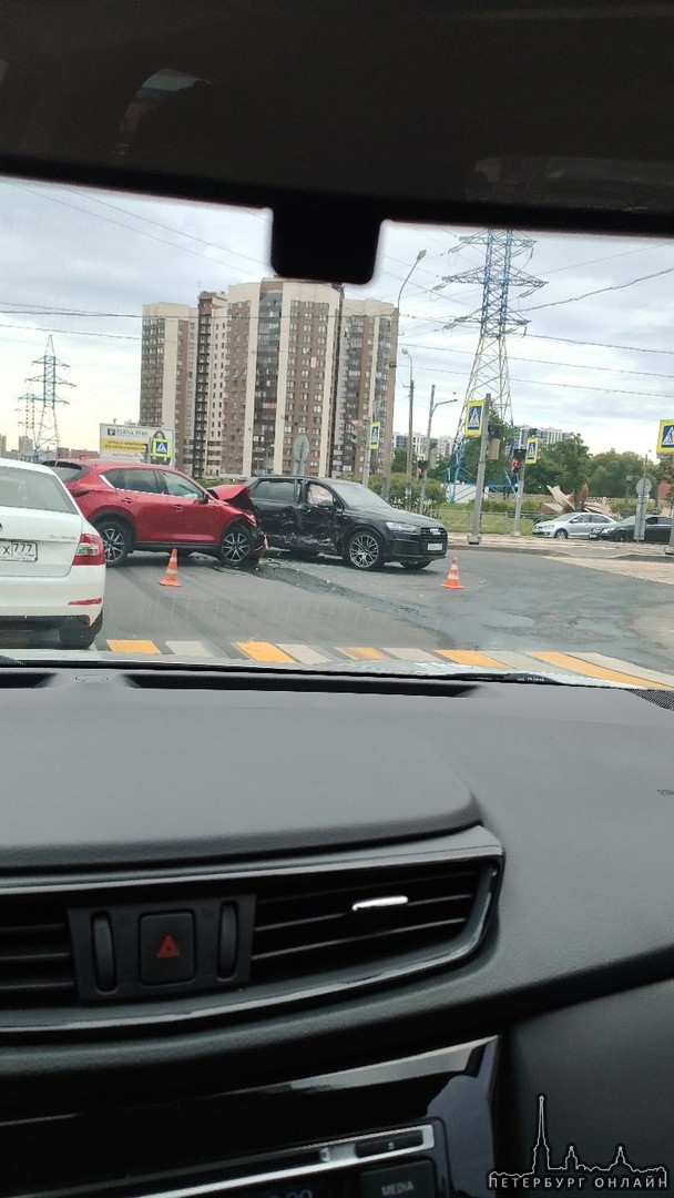 На пересечении Ленсовета и Дунайского напротив Континента столкнулись Mazda и Audi. Девушка похоже с...