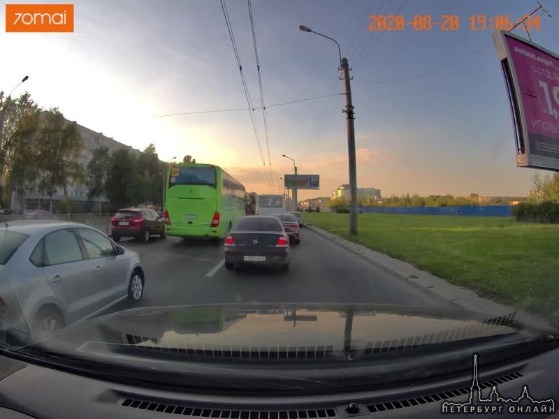 Вчера на проспекте Большевиков водитель Митсубиси Паджеро решил, что стоять в пробке слишком медленн...