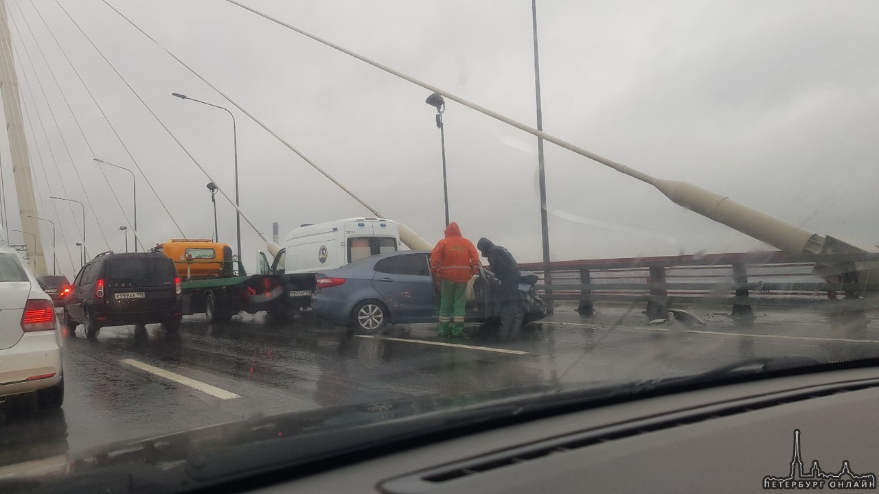 Авария на внутренней стороне КАДа на Большом Обуховском мосту. Столкнулись 4 машины, 3 из них стоят ...