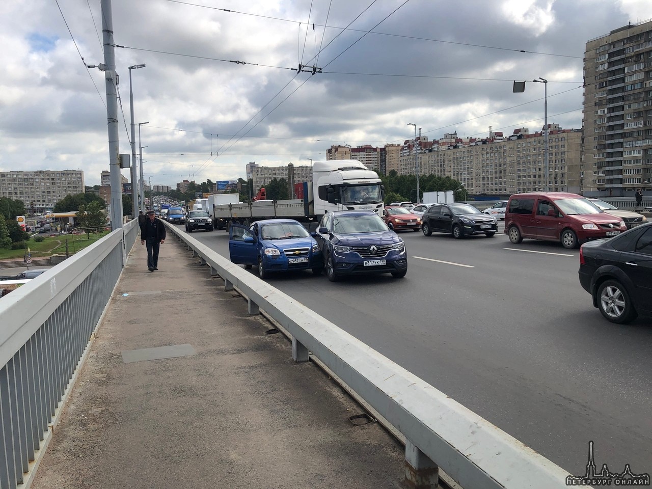 Renault и Chevrolet обнялись на Володарском мосту в сторону Ивановской