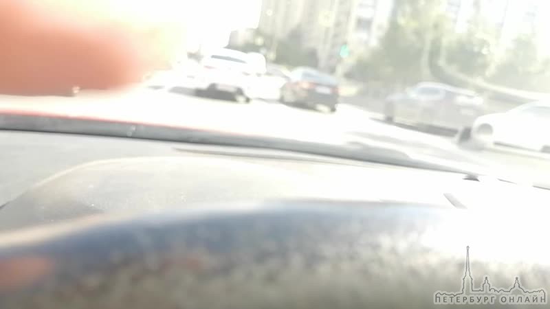 Паровозик из 3 машин на перекрёстке проспекта Просвещения и улицы Хошимина.