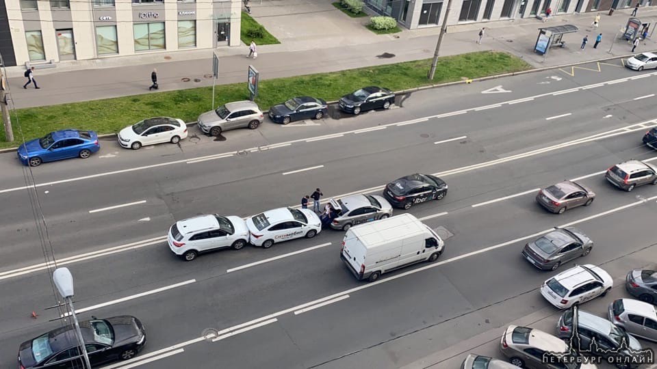 На проспекте Медиков Hyundai Крэта собрал паровозик из таксистов
