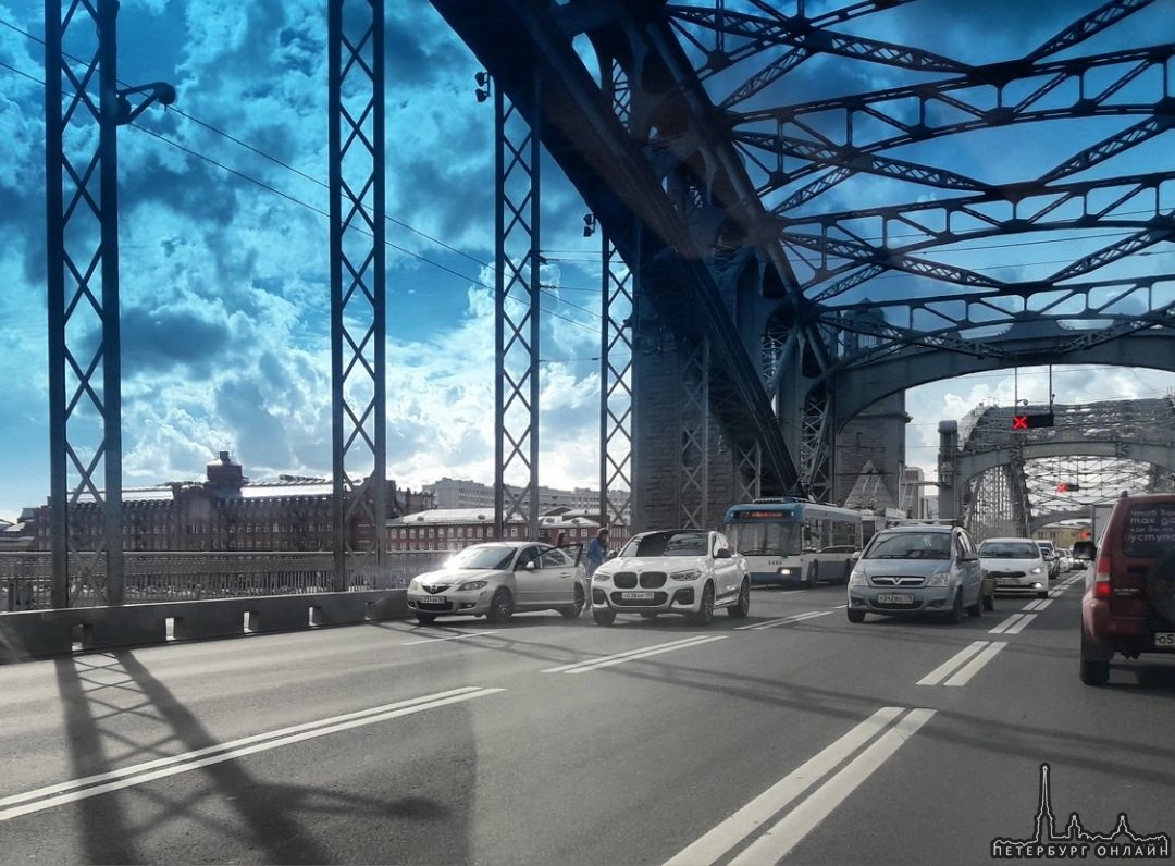 ДТП заблокировало 1 полосу бутылочного горлышка Большеохтинского моста